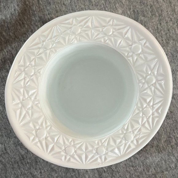 Fenton Milk Glass Top Hat in the pattern of Daisy and Button - Picture 5 of 6